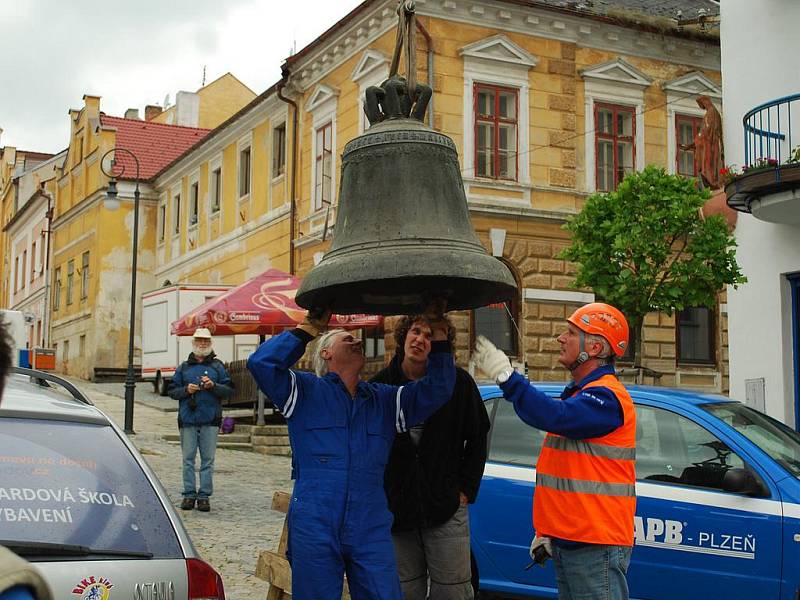 Po téměř šesti stoletích opustil zvon Maria Hilf vimperskou zvonici. Vrátit by se měl zpět na podzim po léčebné kůře v Holandsku. 