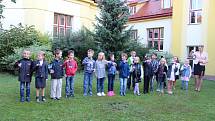 Prvňáčci ve Vodňance dostali každý svůj zvoneček a společně s třídní učitelkou Olgou Michálkouvou si první den ve škole zazvonili.