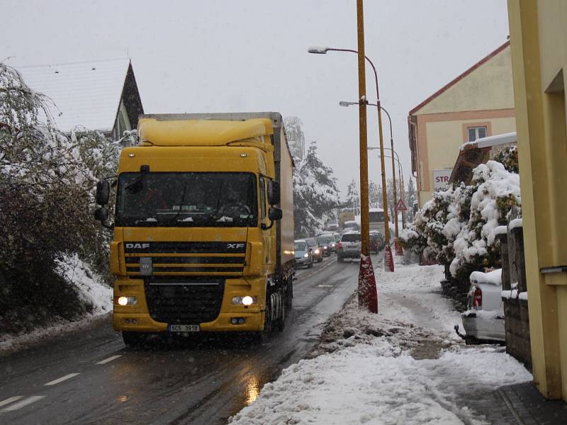 Směrem na Staré Prachatice stojí od rána doprava. Auta se hnou vždy jen o pár metrů.