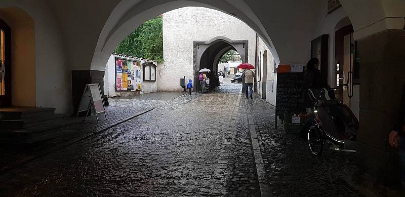 V pátek 11. srpna pršelo v Prachaticích vydatně s přestávkami už od rána. Voda si našla cestu Dolní branou.