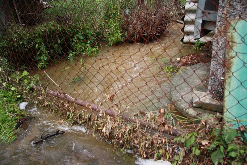 Tři domy, ve kterých počítají majitelé škody,  vytopené sklepy, podmáčené trávníky a nepořádek. To všechno za sebou nechala voda, která protekla obcí Chlumany na Prachaticku v sobotu 22. června.