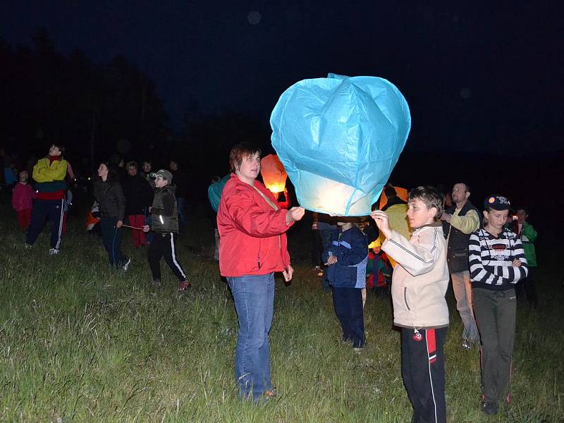 Kopec nad Bušanovicemi rozzářily lampiony a táborák.