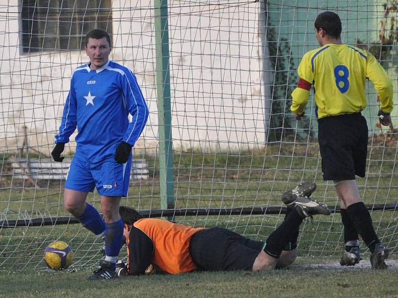 Čkyňský gólman Hoško zachránil před Hrdličkou. Vpravo Kvapil.