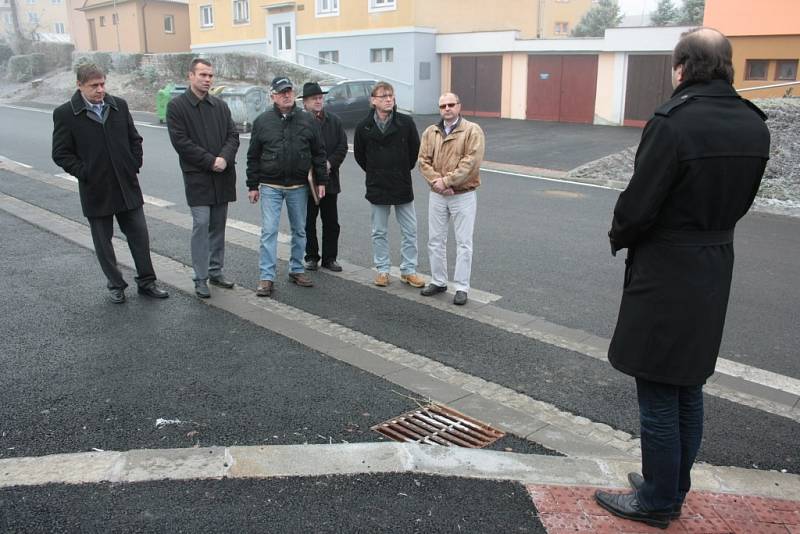 Ulice U Stadionu je od pátku oficiálně předána do užívání.