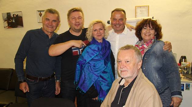 Zástupci ODS poděkovali manažerce ODS v Prachaticích Ivetě Uhlíkové (uprostřed) za pomoc s předvolební kampaní.