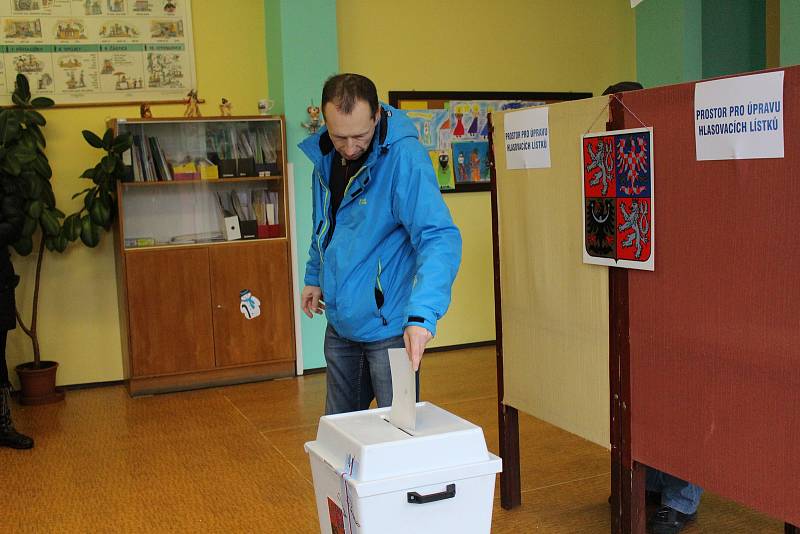 První minuty druhého kola volby Prezidenta ČR ve volebních místnostech v ZŠ Národní v Prachaticích.