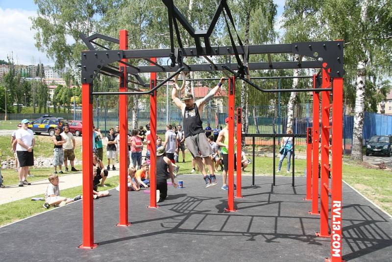 Ve Vimperku otevřeli v pátek 10. června nové hřiště pro street workout. Je první svého druhu na Prachaticku. Slavnostní otevření doplnila exhibice workoutu zástupců E.R.S. workout.