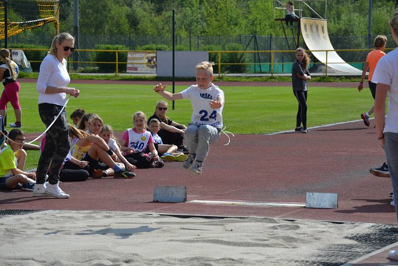 Městský stadion se zaplnil dětmi. Dům dětí a mládeže pro ně připravil atletickou soutěž.