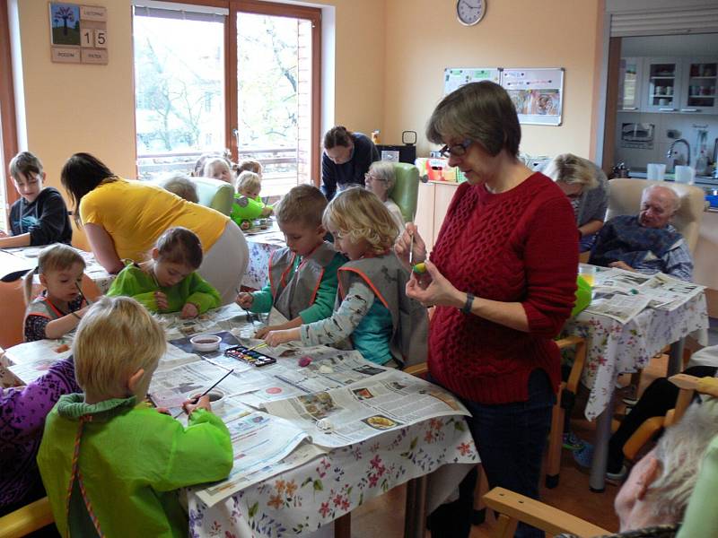 Děti z montessori vyrazily za seniory.