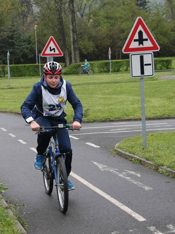 V Prachaticích se ve čtvrtek 5. května uskutečnilo okresní kolo soutěže mladých cyklistů. Ti museli zvládnout nejen jízdu na dopravním hřišti, ale také jízdu zručnosti, testy a zdravovědu.