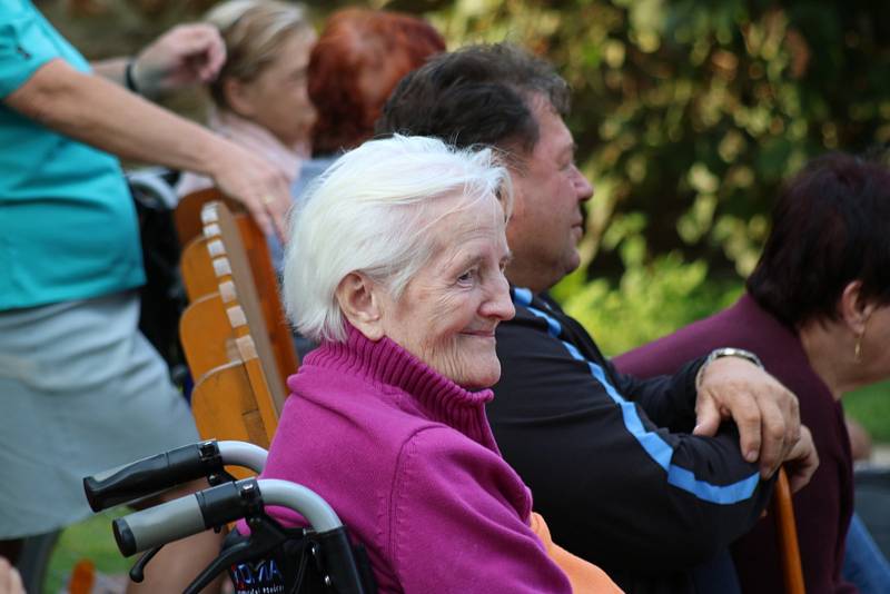 V prachatickém hospicovém parku zahrála dechová kapela Babouci.