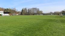 Útulný Stadion Bedřicha Fencla ve Strunkovicích nad Blanicí.