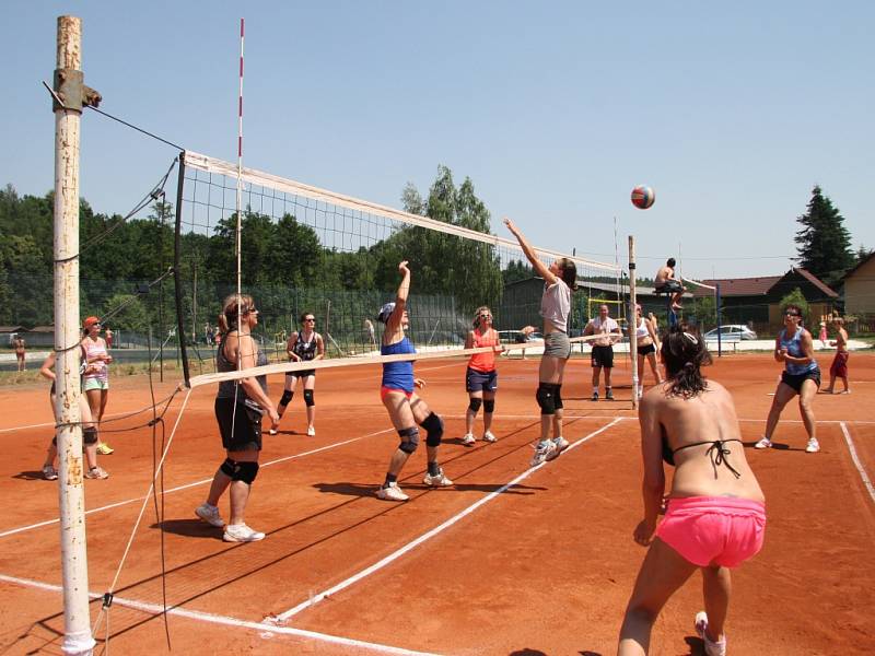 Sobota se nesla opět ve znamení série koncertů, ještě před tím ale areál Slavoje Husinec zažil v tropickém vedru hned několik výborných sportovních výkonů, ať už se jednalo o fotbalový, nebo volejbalový turnaj.