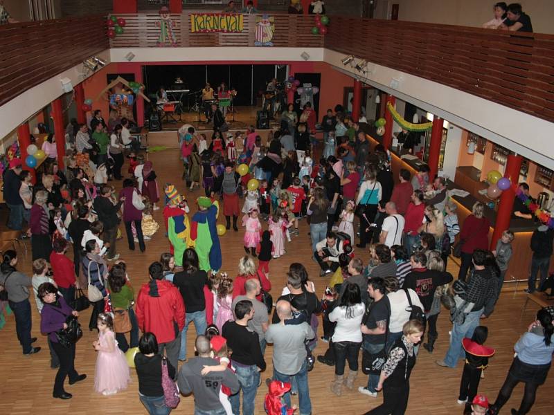 Sál Národního domu v Prachaticích se v neděli proměnil ve velký rej masek. DDM pro děti připravilo karneval. Pracovníci domečku se na dopoledne proměnili v klauny, pomáhalii dětem se soutěžemi i s tancem, ke kterému jim hrála skupina Peruť.
