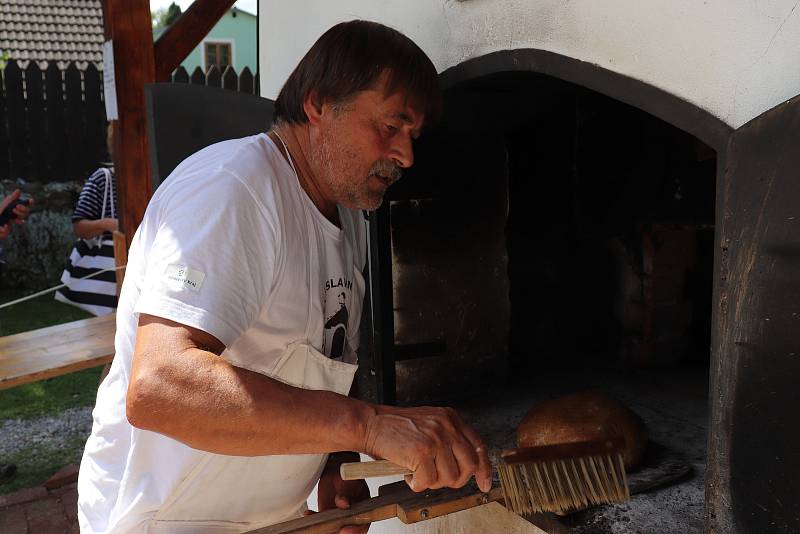 Pečení chleba a lenorských dobrot ve Volarském muzeu.