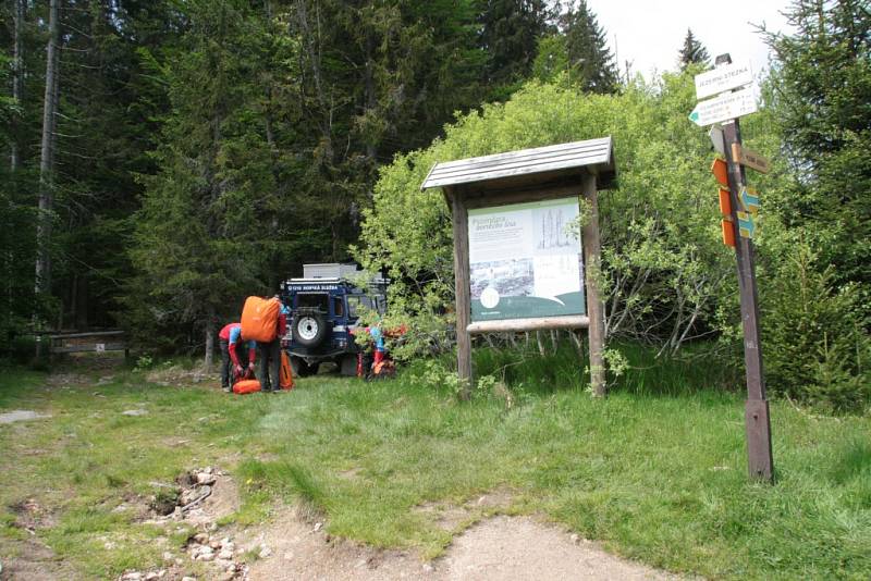 Oblast Národního parku Šumava od Nového Údolí přes Vltavskou cestu k Nové Peci až po Plešné jezero se ve čtbrtek stala místem pátrání po dvanácti ztracených účastnících nelegálního závodu. Naštěstí se jednalo o součinnostní cvičení záchranných složek.