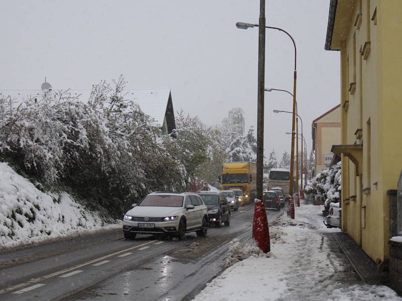 Směrem na Staré Prachatice stojí od rána doprava. Auta se hnou vždy jen o pár metrů.