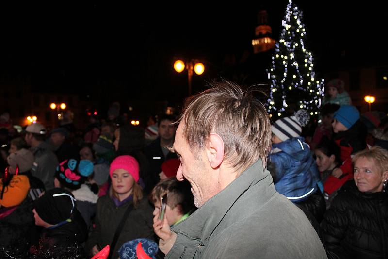 Prachatický ŠOS opět bavil děti při čertovském průvodu a představení.