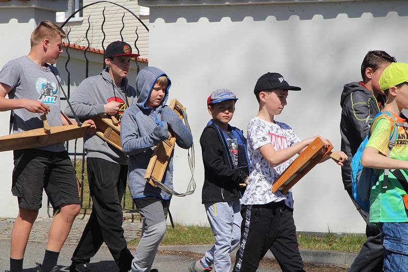 Jedenadvacet kluků ze Šumavských Hoštic od čtvrtka do soboty chodí od domu k domu s řehtačkami.