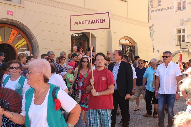 Kočár tažený koňmi přivezl na Velké náměstí Leonu Machálkovou. V průvodu se představili všichni účinkující.