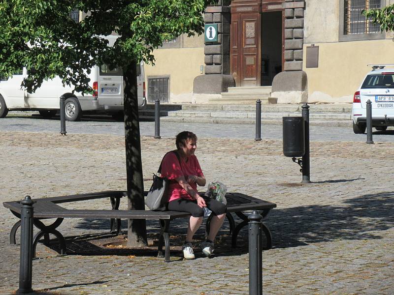 V Prachaticích od rána místní rozhlas hlásí opatření, která by lidé měli dodržovat. Roušky nasazuje asi polovina lidí především při nakupování. Izolovaní cizinci jsou vidět u ubytovny, když chodí kouřit ven.