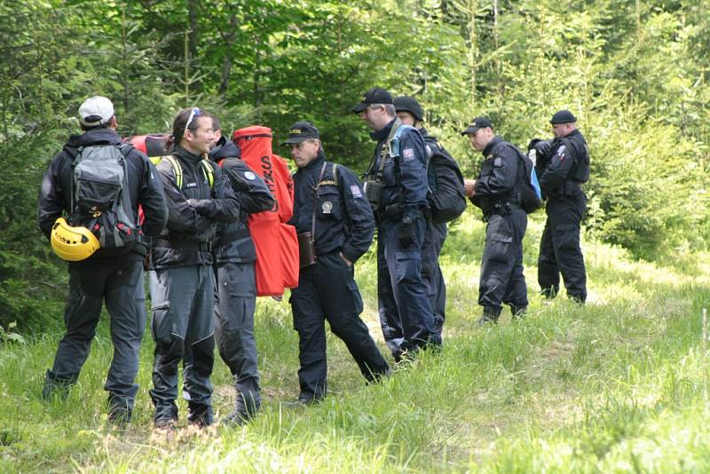 Oblast Národního parku Šumava od Nového Údolí přes Vltavskou cestu k Nové Peci až po Plešné jezero se ve čtbrtek stala místem pátrání po dvanácti ztracených účastnících nelegálního závodu. Naštěstí se jednalo o součinnostní cvičení záchranných složek.