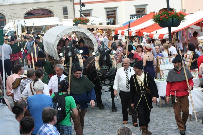 Páteční odpolední program Slavností Zlaté stezky pokračoval tradičně příchodem karavany soumarů, která letos dorazila pěšky z Grainetu i s nákladem soli.