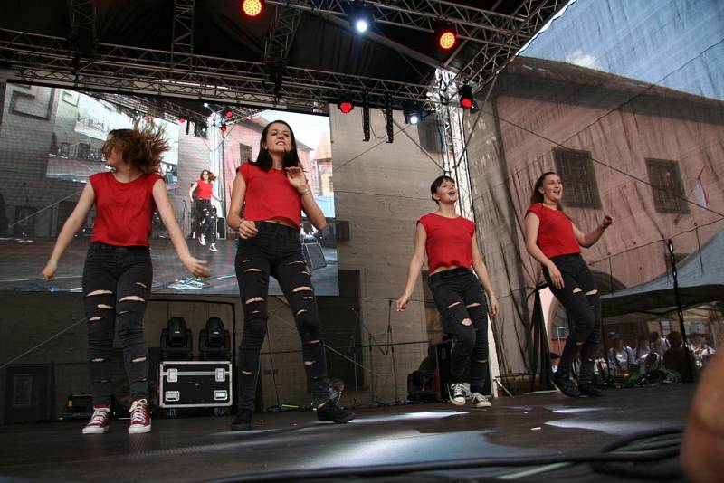 Deset choreografií předvedli na hlavním pódiu při sobotním programu Slavností Zlaté stezky v Prachaticích tanečníci ze studia Crabdance.