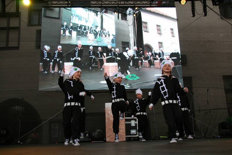 Deset choreografií předvedli na hlavním pódiu při sobotním programu Slavností Zlaté stezky v Prachaticích tanečníci ze studia Crabdance.