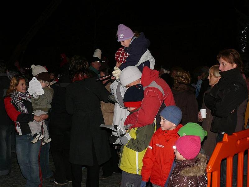 Několik stovek lidí čekalo v neděli na Velkém náměstí na příchod andělů.