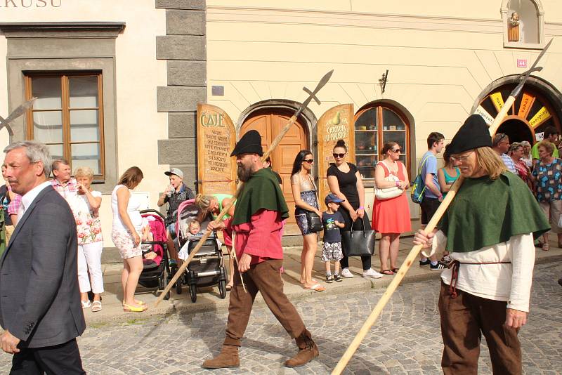 Soumaři z něneckého Grainetu přivezli čerstvou sůl. Tu předali na pódiu rychtáři, jenž ještě smlouval o ceně.