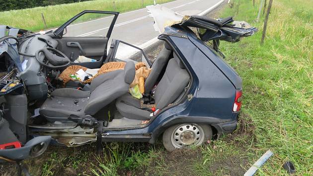 Srážka osobního a nákladního auta u odbočky na Křišťanovice. Foto: Policie ČR