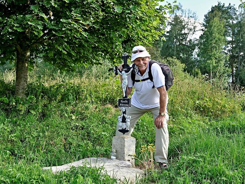 Dva křížky obnovil Stanislav Schneedorf poblíž Želnavy. Těm se v neděli 24. července dostalo požehnání.