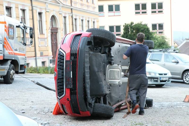 Auto sjelo z parkoviště u vimperského gymnázia do Křesánovského potoka.