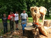 Připomínkou letošního Setkání dřevosochařů ve Vimperku budou další dřevěné plastiky, které budou současně sloužit i jako lavičky. Přesně v duchu zadání: Posezení v umění.