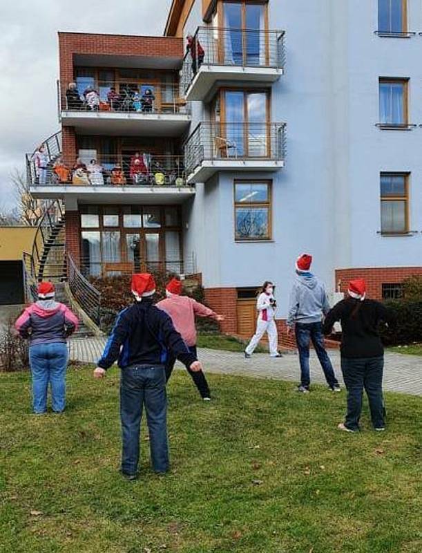 Před několika dny klienti STROOMu s ředitelkou Pavlou (vpředu) potěšili tancem seniory prachatickém domově.