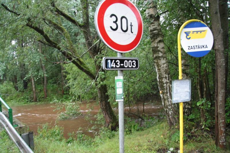 Zlatý potok je venku z břehů, Záhořský potok navíc zaplavil i místní účelovou komunikaci a turistickou trasu pod Záhořím.