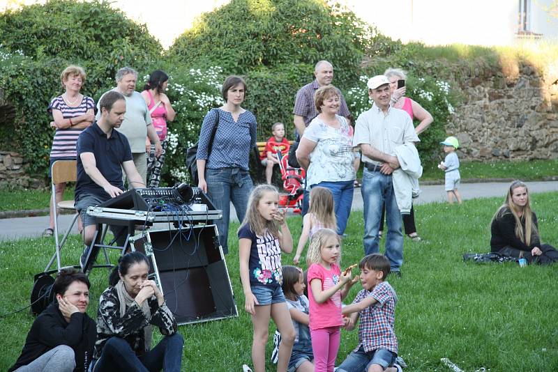 Libín-S Prachatice a dětský folklórní soubor Ostravička z Frýdku - Místku zahájily na Parkáně 20. novodobou sezonu plavení dřeva na Schwarzenberském plavebním kanále.