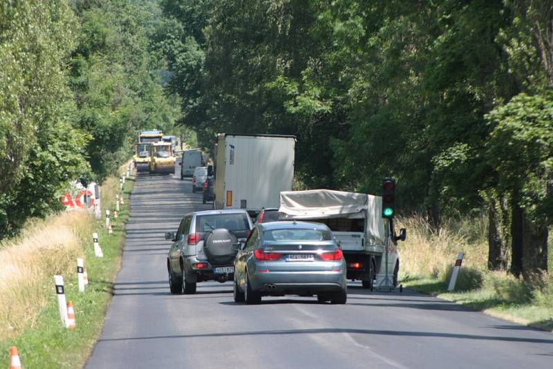 První úsek z Hracholusk po Oboru je připravený pro pokládku finální obrusné vrstvy. V následujícím týdnu se semafory přesunou pod Oboru směrem ke Kratochvíli.