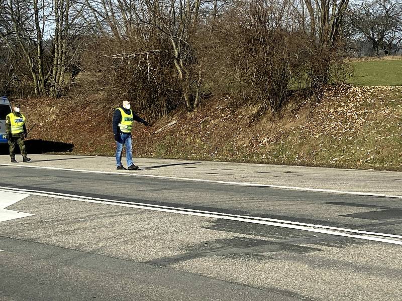 Kontroly řidičů na hranicích okresů Prachatice a Strakonice u Čkyně.