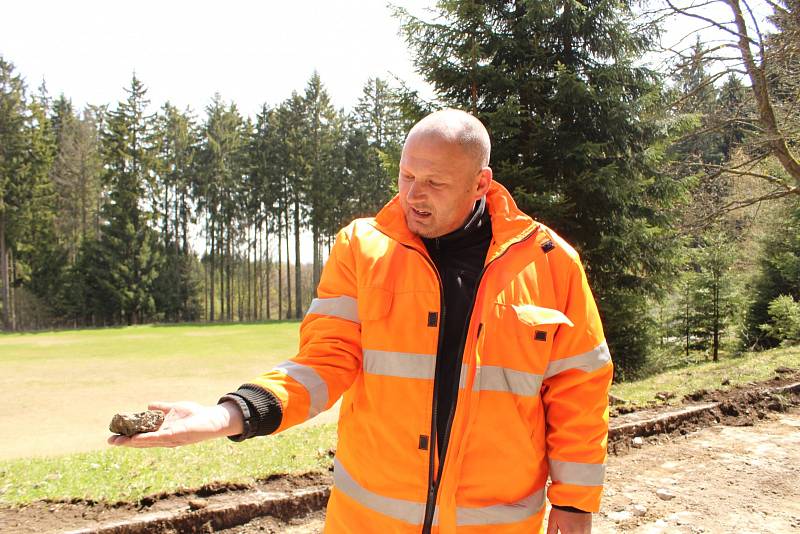 S opravou tří set metrů silnice na Javorníku začala SÚS Prachatice ve středu 11. května. Hotovo bude do konce příštího týdne.