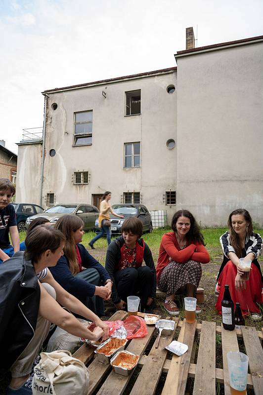 Kralova vila v Prachaticích září, na pomoc s úklidem přijeli dobrovolníci.