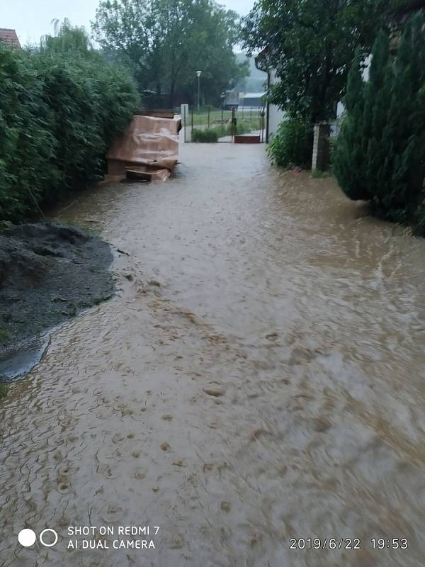 V Chlumanech zalila několik domů voda z rozvodněného potoka a rybníka.