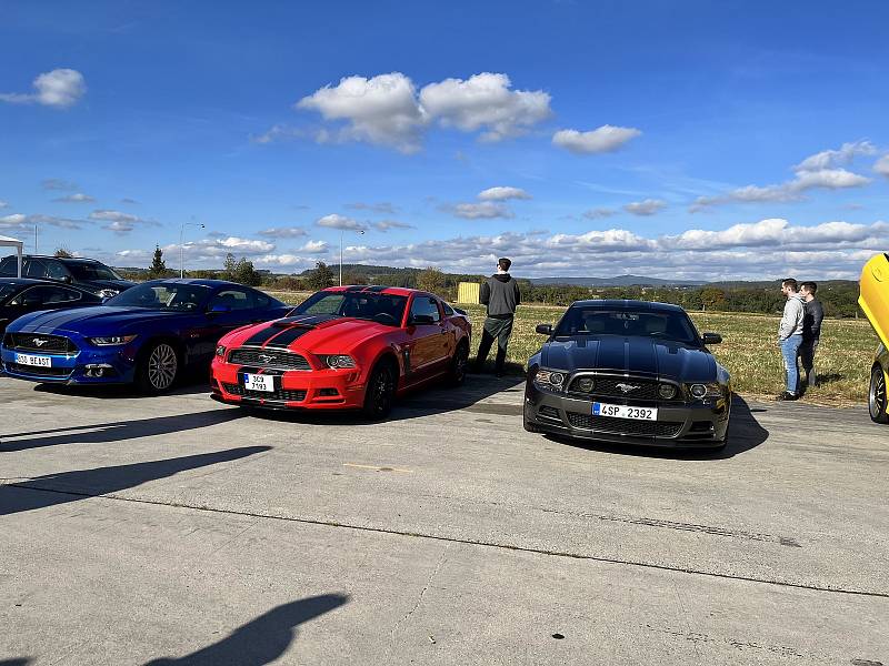 Poslední letošní setkání majitelů a milovníků US Cars na jihu Čech na letišti ve Tchořovicích u Blatné.