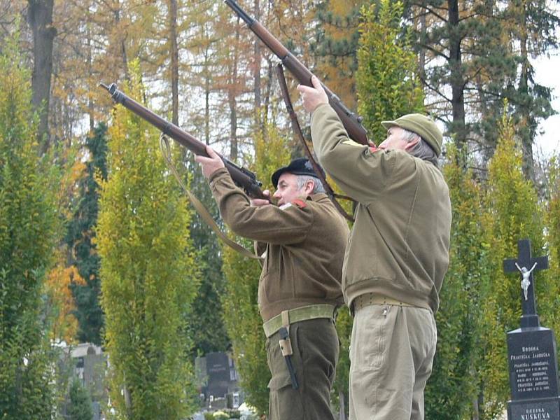 Den válečných veteránů na hřbitově v Prachaticích.