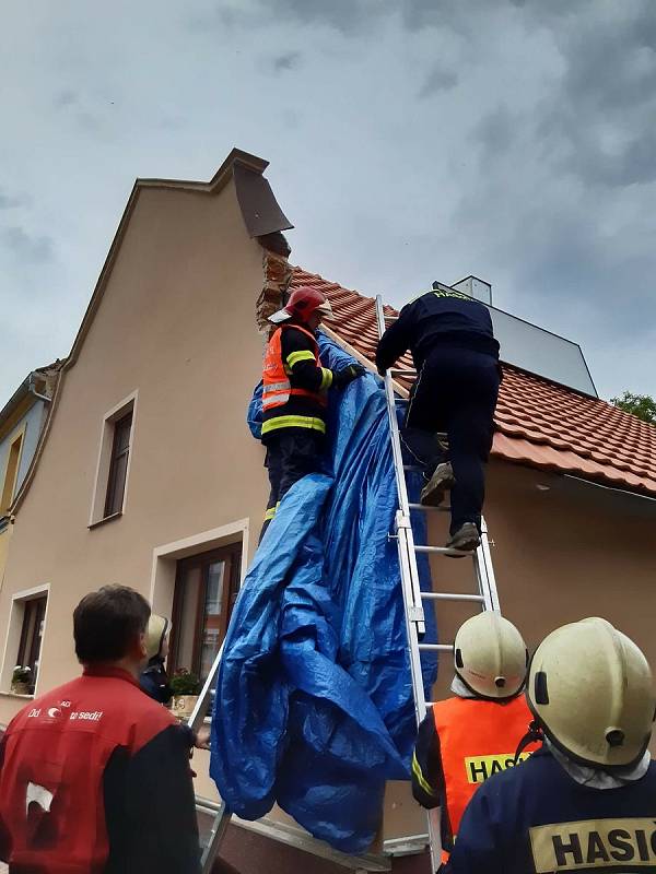 Vlachovobřezští hasiči likvidují následky nárazu kamionu do domu.