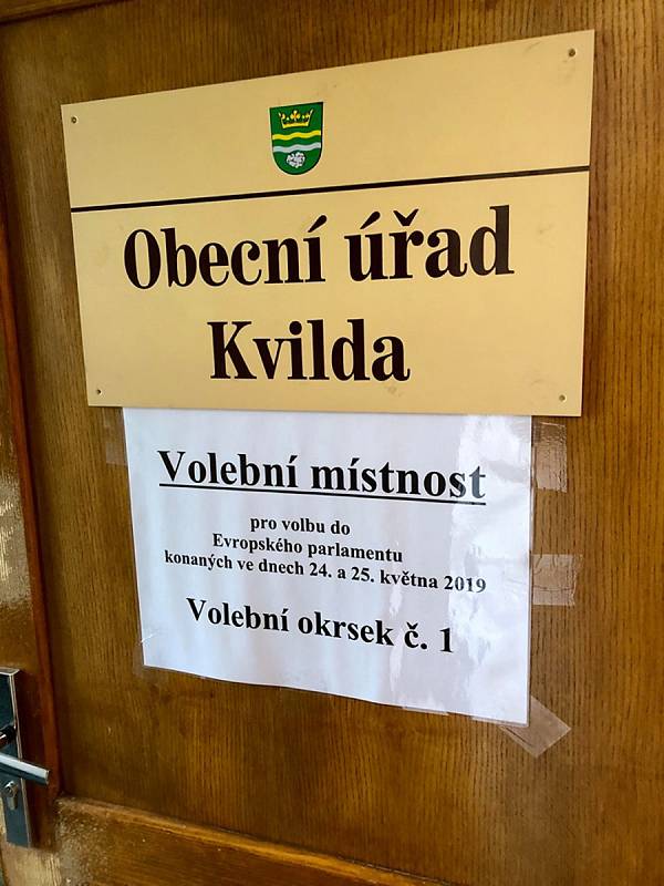 První minuty voleb v šumavské obci Kvilda.