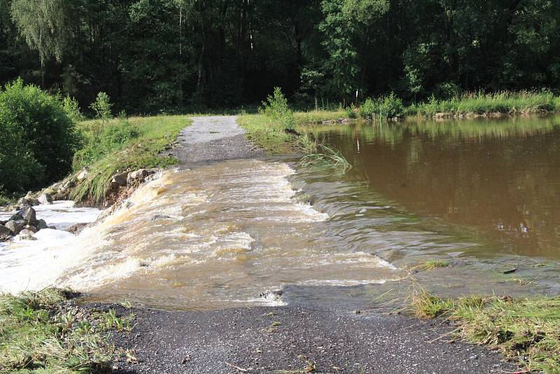 Křemžský potok se ve středu 29. června po vydatném dešti natolik rozvodnil, že bral vše, co mu stálo v cestě. Příval vody korigovala hráz Ktišského potoka. Ale i tak jsou škody obrovské.