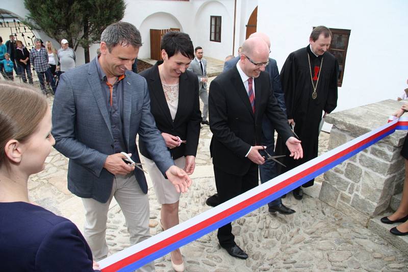 Přestřižení pásky se ujali (zleva) hejtman Jihočeského kraje Jiří Zimola, starostka Husince Ludmila Pánková, premiér Vlády ČR Bohuslav Sobotka, ministr kultury Daniel Herman a patriarcha Církve československé husitské Tomáš Butta.