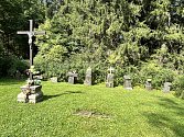 Obnovený cudrovický hřbitov s křížem.
